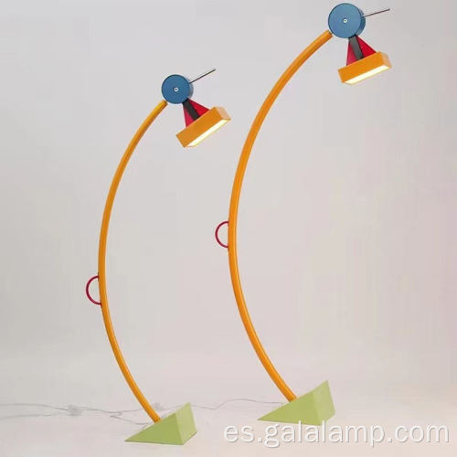 Lámpara de pie arqueada geométrica estilo moderno de Memphis